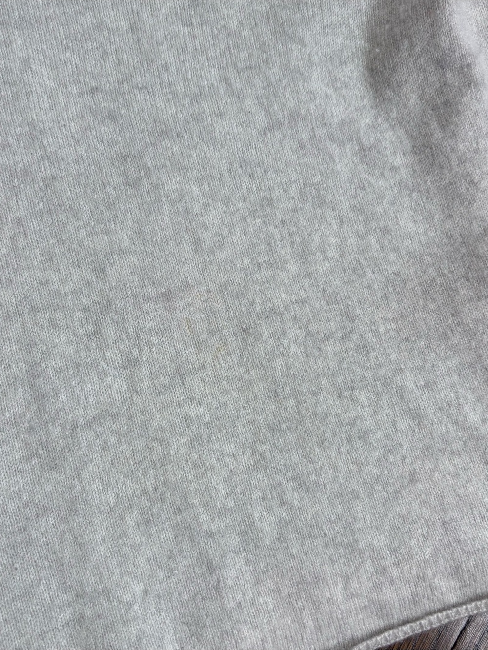 360 Cashmere Light Gray V-Neck Cashmere Sweater spot in pics - Picture 6 of 10